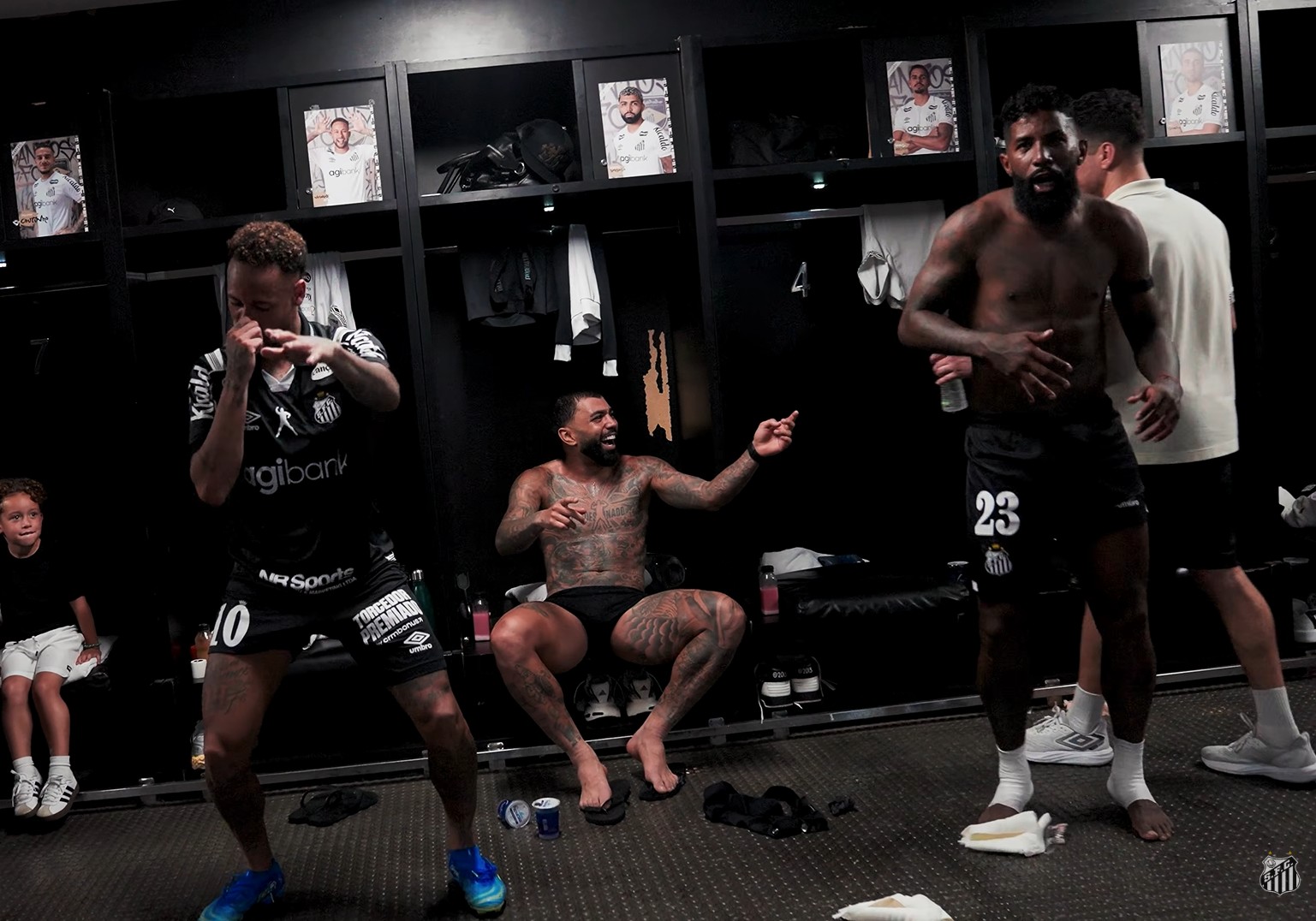 Vestiário do Santos tem Neymar dançando, Rodinei "centopeia" e Coutinho ovacionado; veja vídeo