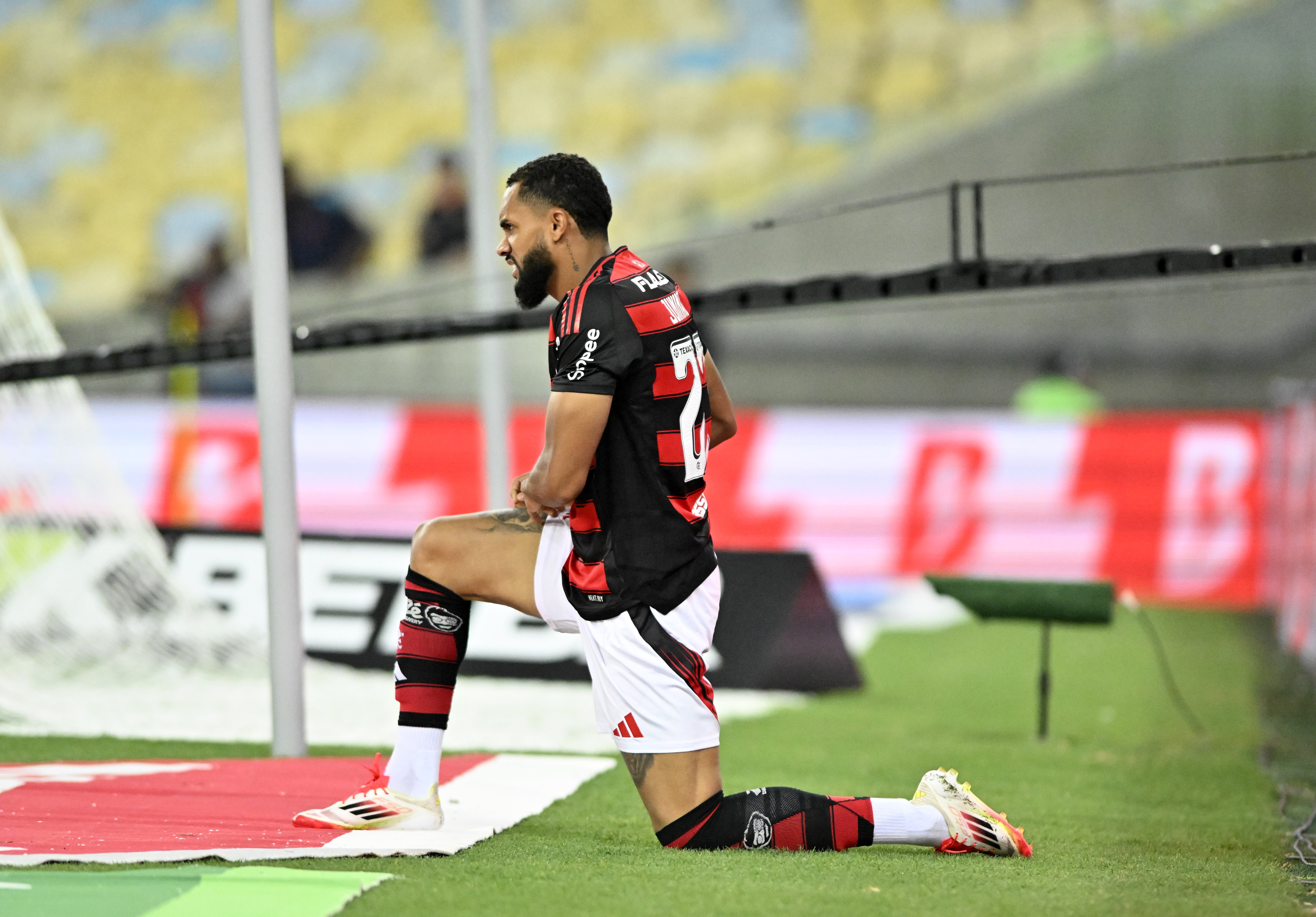 Juninho contesta anulação de assistência e marca gol do título pelo Flamengo.