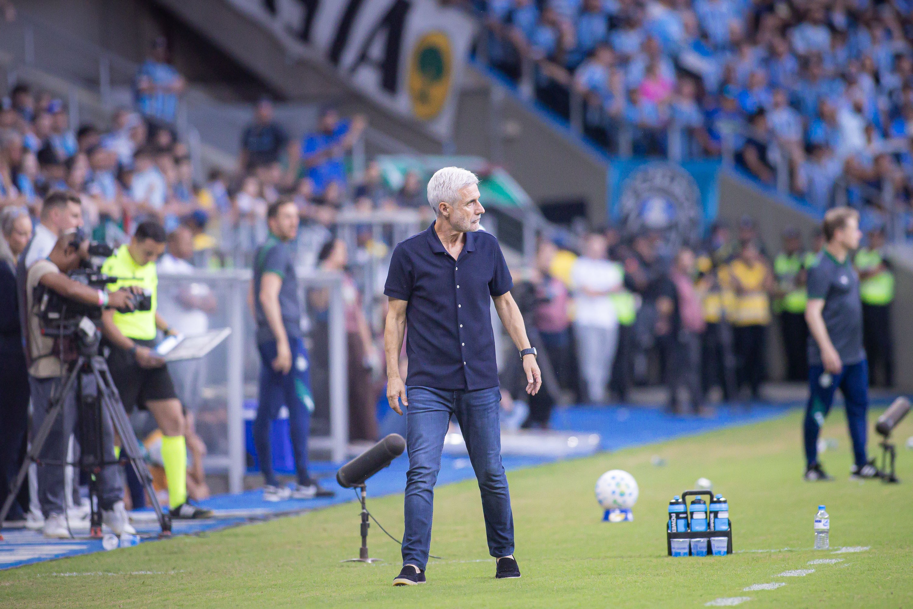 Grêmio perde Luís Castro e dois titulares contra o Athletico