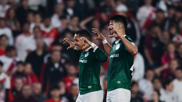Flaco López e Vitor Roque comemoram gol do Palmeiras contra o River Plate