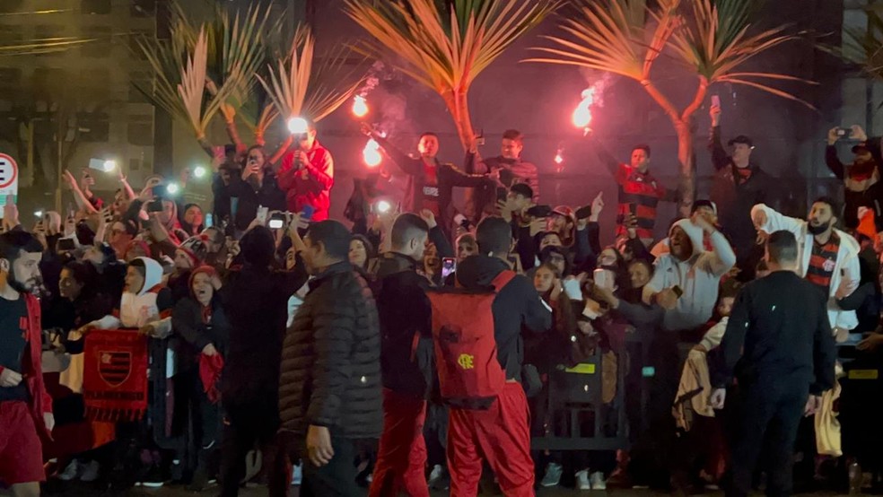 Delegação do Flamengo é recebida com muita festa em Curitiba — Foto: Letícia Marques