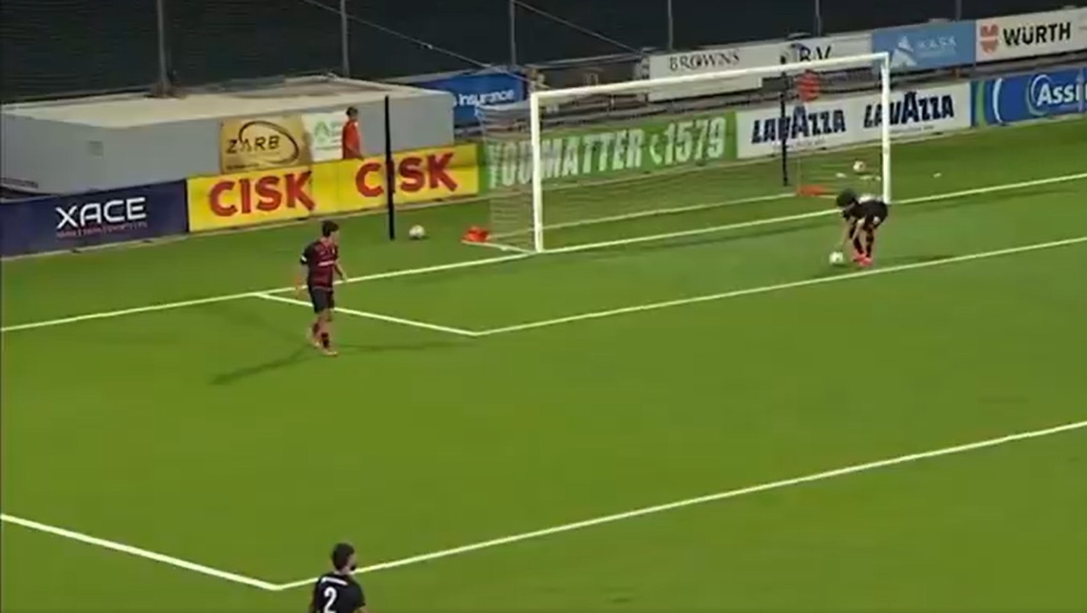 Que lambança! Brasileiro pega bola com a mão após suposto tiro de meta e árbitro marca pênalti; veja vídeo