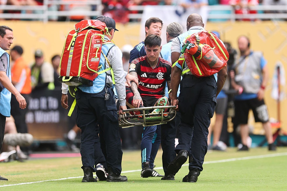 Pulgar sai de maca, com suspeita de fratura no pé direito, em Flamengo x Bayern — Foto: Michael Reaves/Getty Images