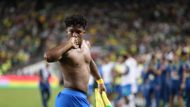 Endrick comemora o gol da vitória do Brasil sobre o México