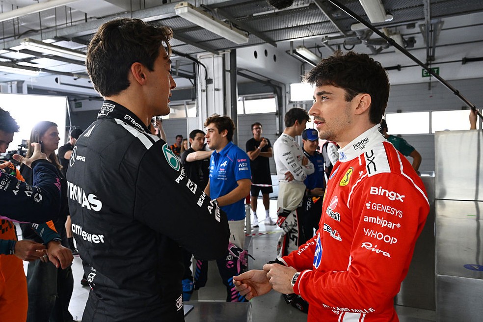 George Russell (Mercedes) e Charles Leclerc (Ferrari) conversam durante testes de pré-temporada da F1 2026 — Foto: Mark Sutton - Formula 1/Formula 1 via Getty Images