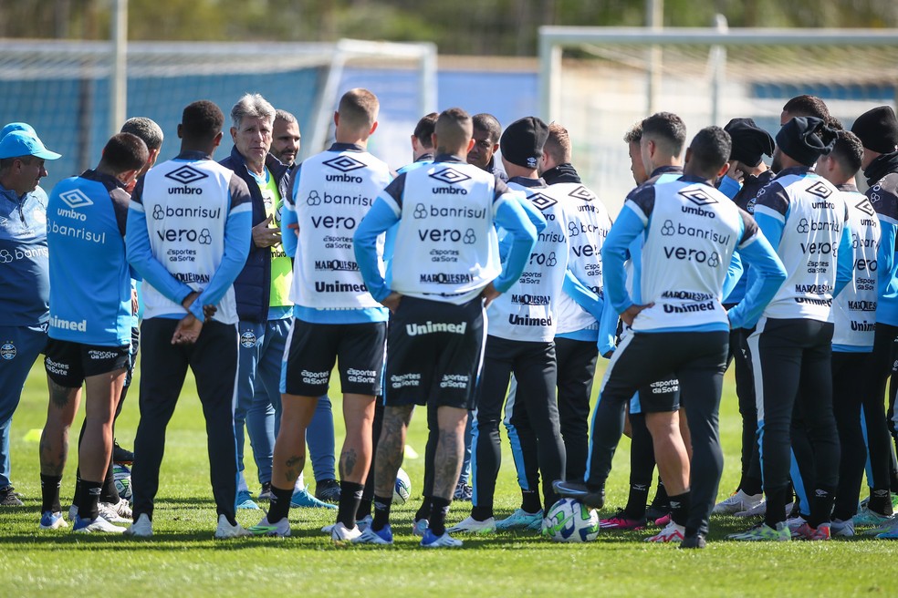 Renato conversa com os jogadores do Grêmio durante treino — Foto: Lucas Uebel/Divulgação Grêmio