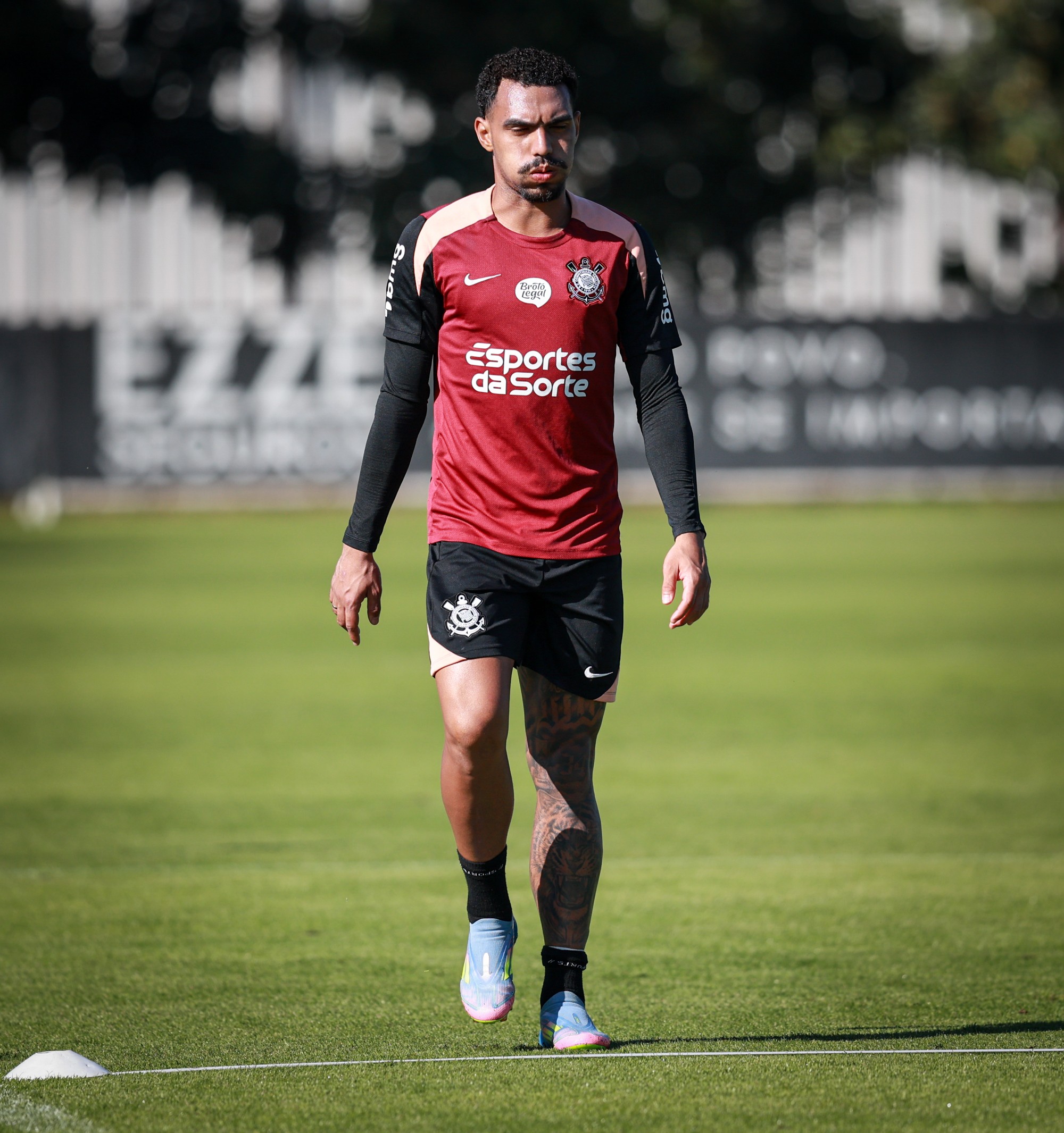Matheuzinho sai em defesa de Diniz no Corinthians: "Estamos fechados com ele"