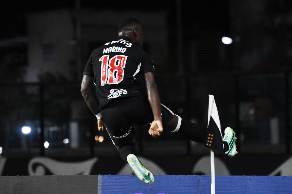 Marino comemora gol do Vasco contra o Corinthians — Foto: André Durão