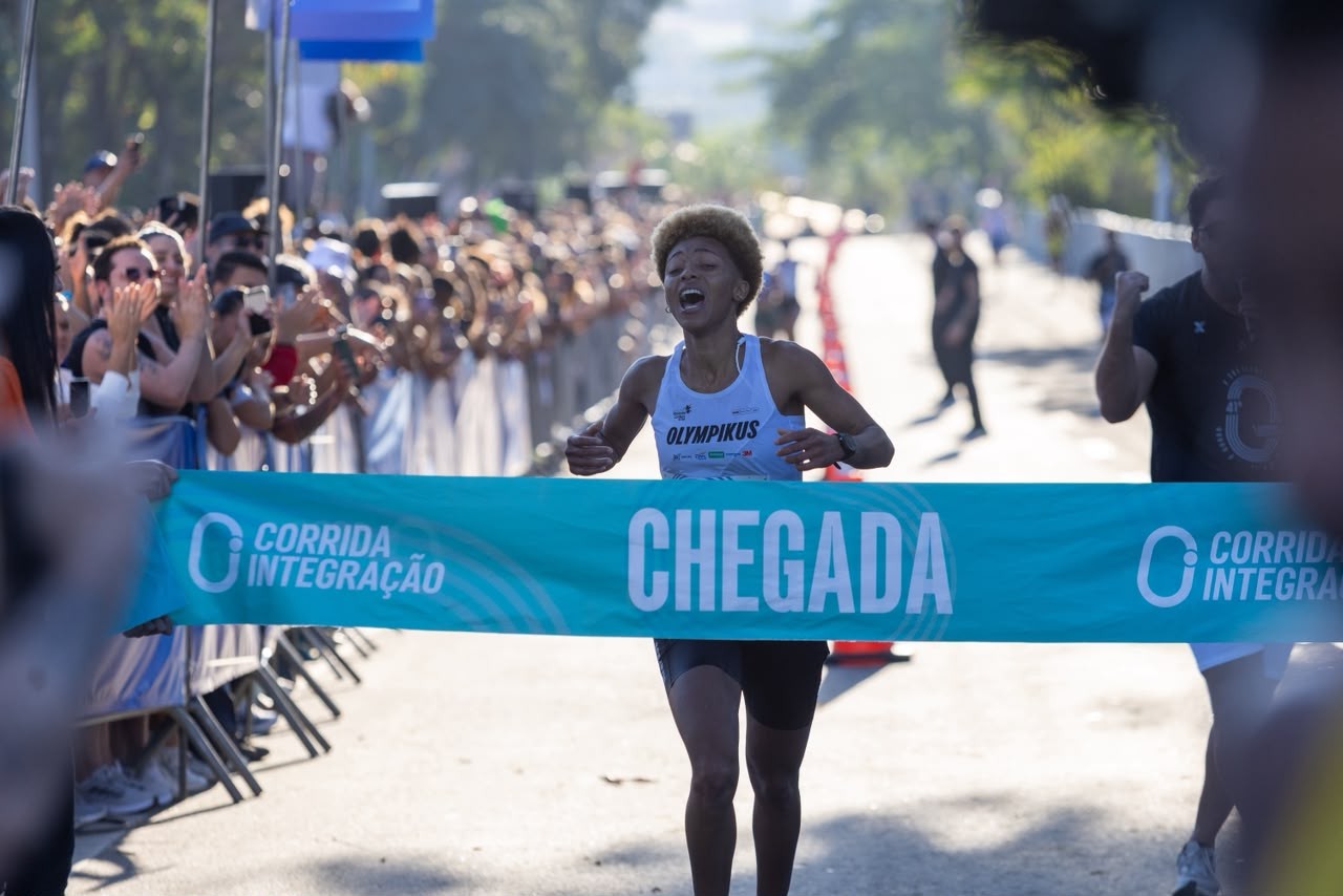 Campeã da Integração desmaia na chegada e depois brinca: "Pronta para correr de novo"