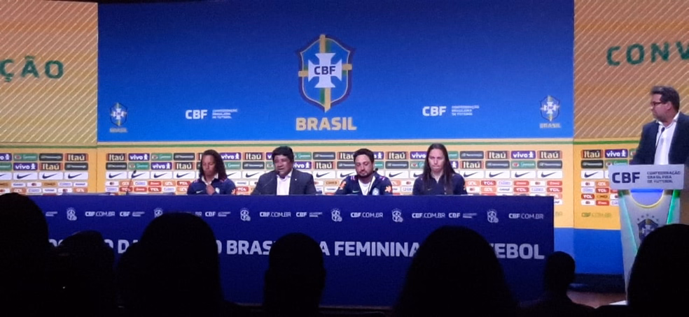 Arthur Elias, novo técnico da seleção feminina, ao lado do presidente da CBF, Ednaldo Rodrigues — Foto: Allan Caldas