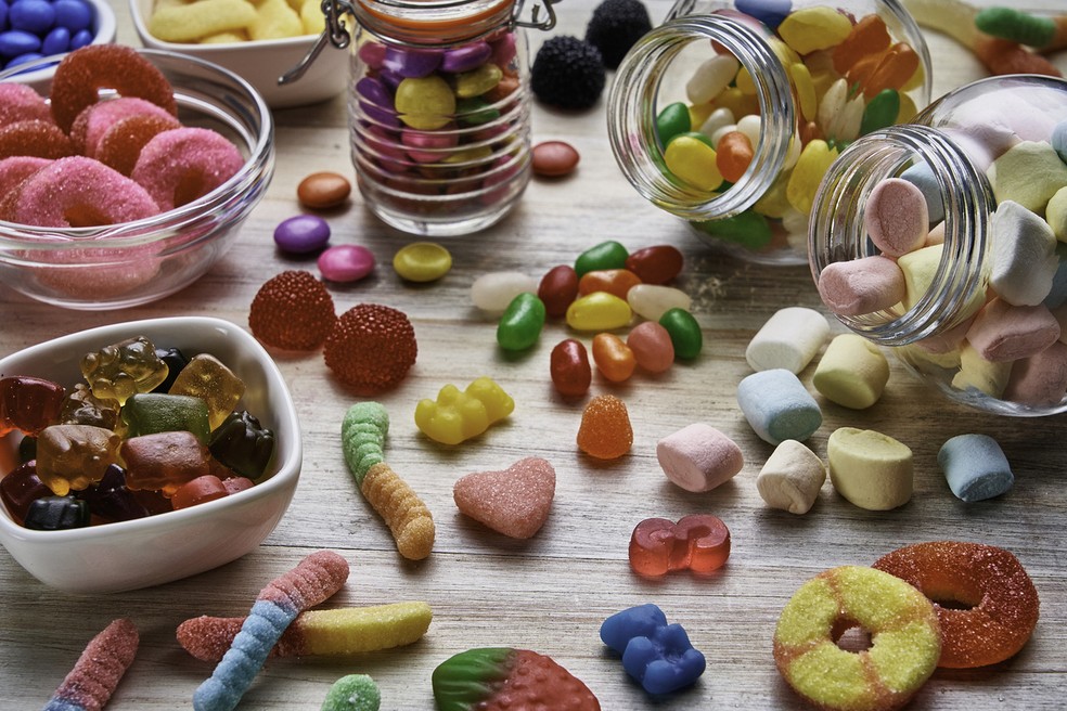 Eritrosina, corante vermelho, está presente em alimentos como balas e industrializados — Foto: iStock