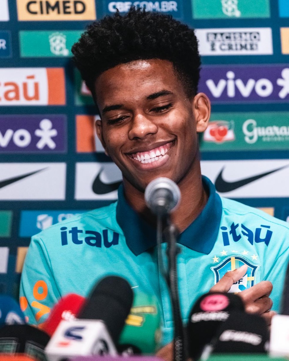Estêvão sorri em entrevista coletiva da Seleção em Seul — Foto: Léo Sguaçabia