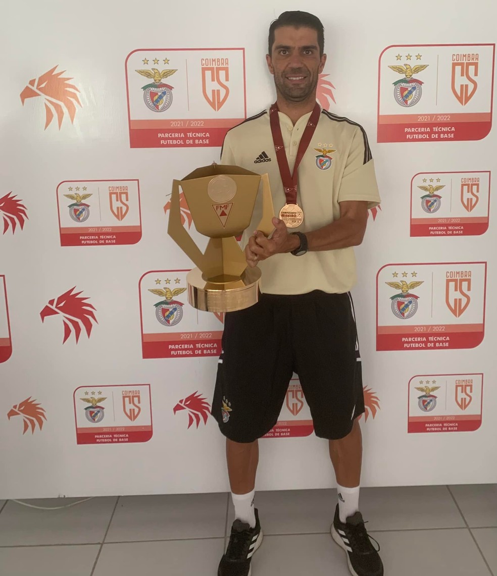 Almeida com o troféu de campeão da Segunda Divisão Mineira com o sub-15 do Coimbra