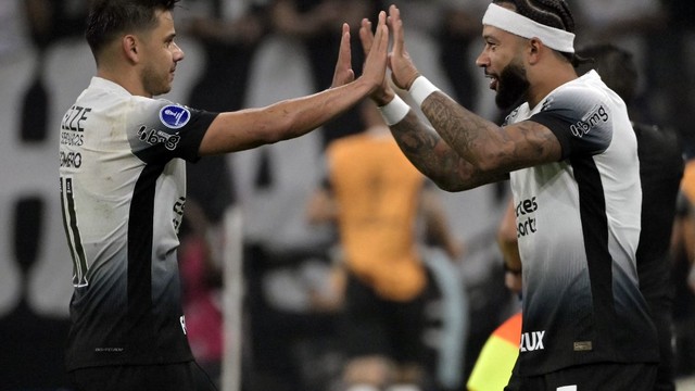 Memphis Depay entra no lugar de Romero em jogo do Corinthians contra o Fortaleza, pela Sul-Americana