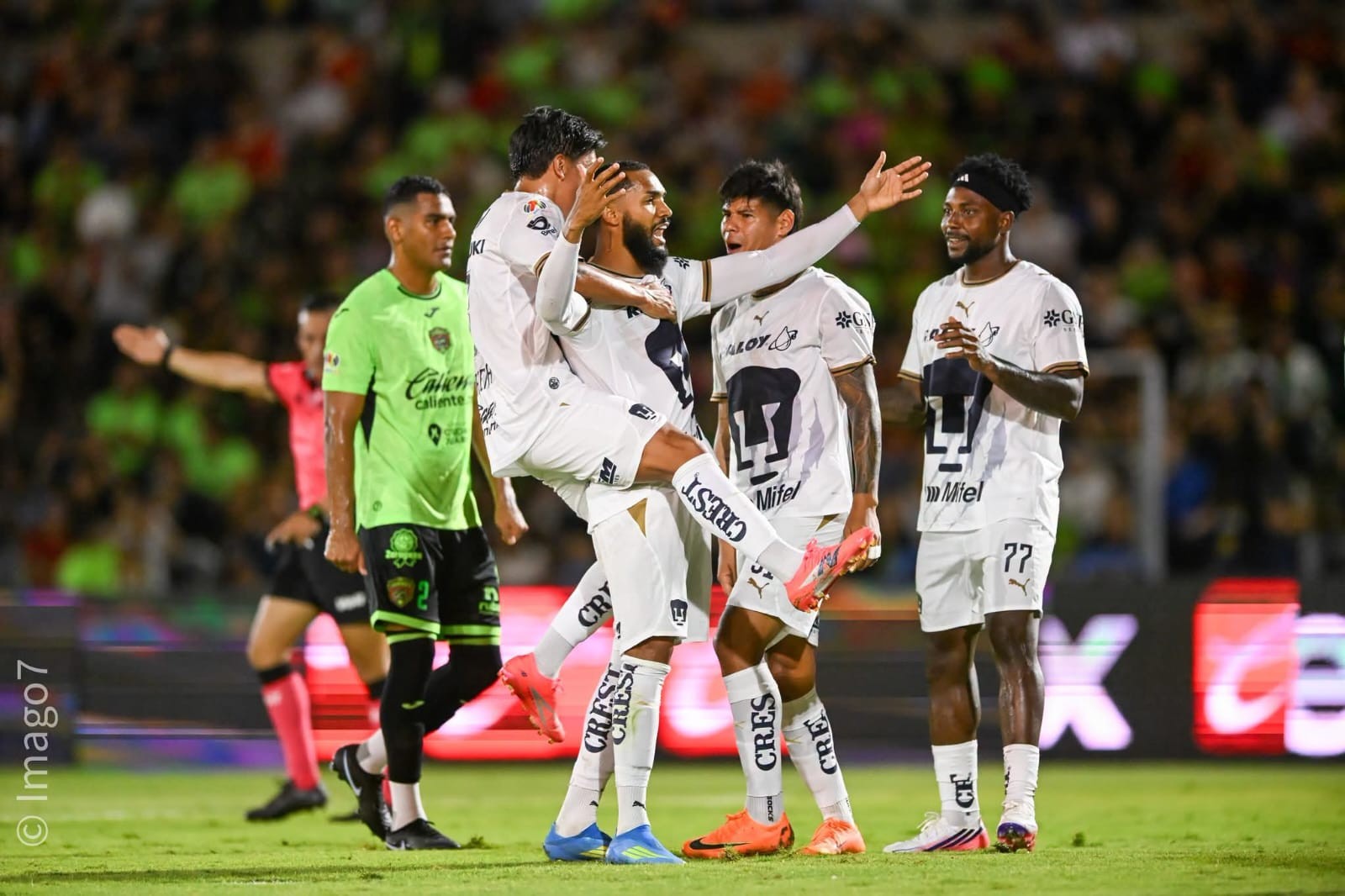 Juninho, ex-Flamengo, faz três gols e ironiza goleiro com beijo; veja