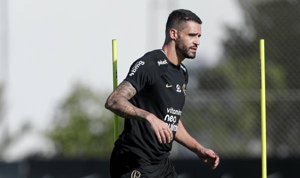 Renato Augusto treina com proteção no ombro a dois dias de Corinthians x Atlético-MG