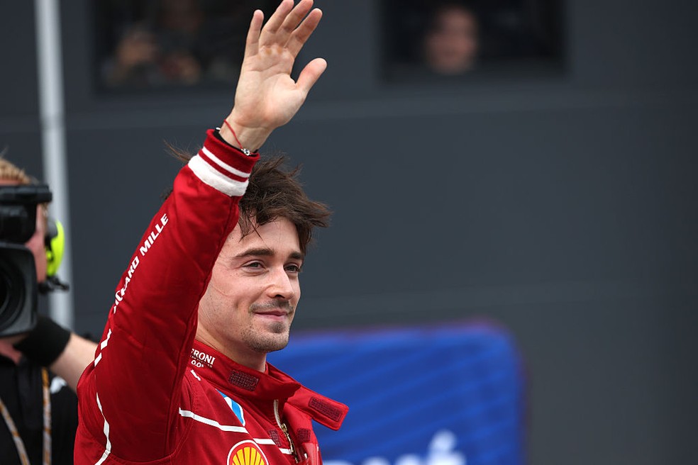 Charles Leclerc comemora a pole position no GP da Hungria de F1 — Foto: Sam Bloxham/LAT Images