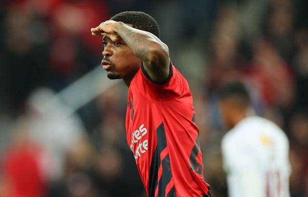 Corinthians negocia contratação do zagueiro Cacá, do Athletico-PR.