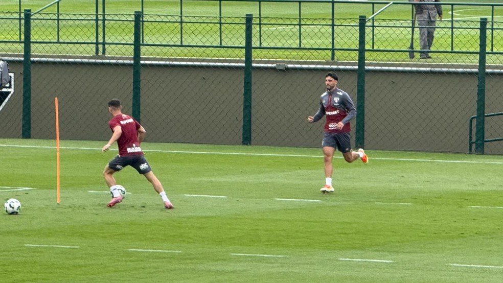 Calleri e Cédric Soares treinam com bola no São Paulo — Foto: Marcelo Braga