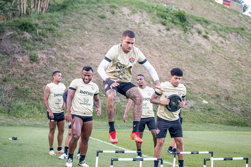Lucas Esteves em treino do Vitória — Foto: Victor Ferreira/EC Vitória