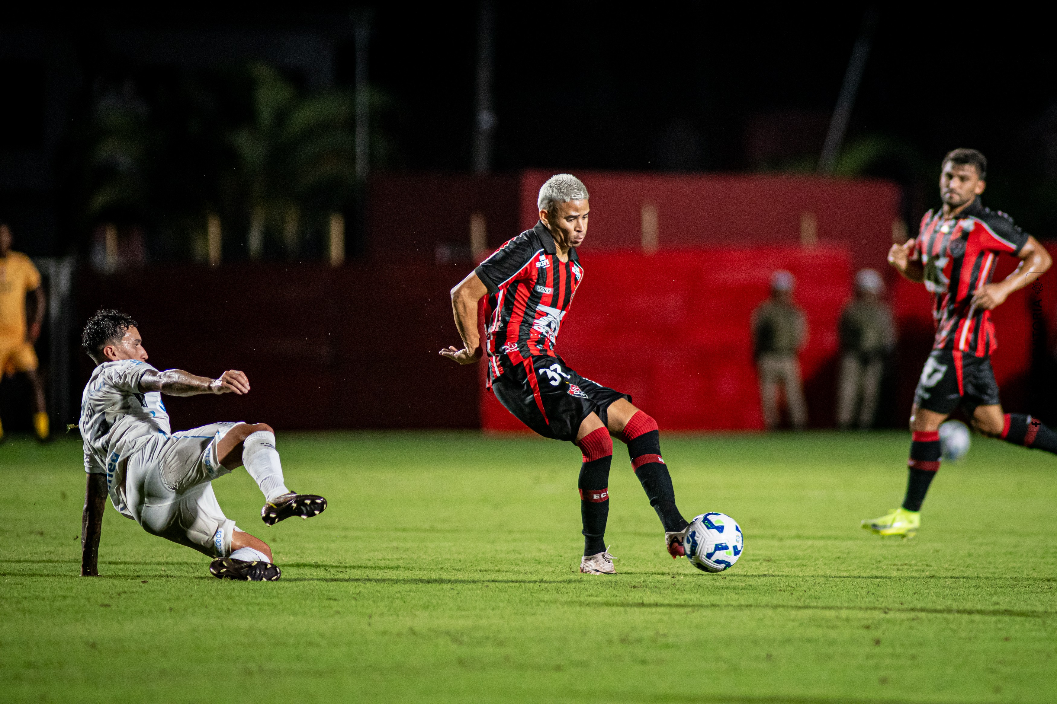 Vitória empata com Grêmio em jogo marcado por gols e lances importantes