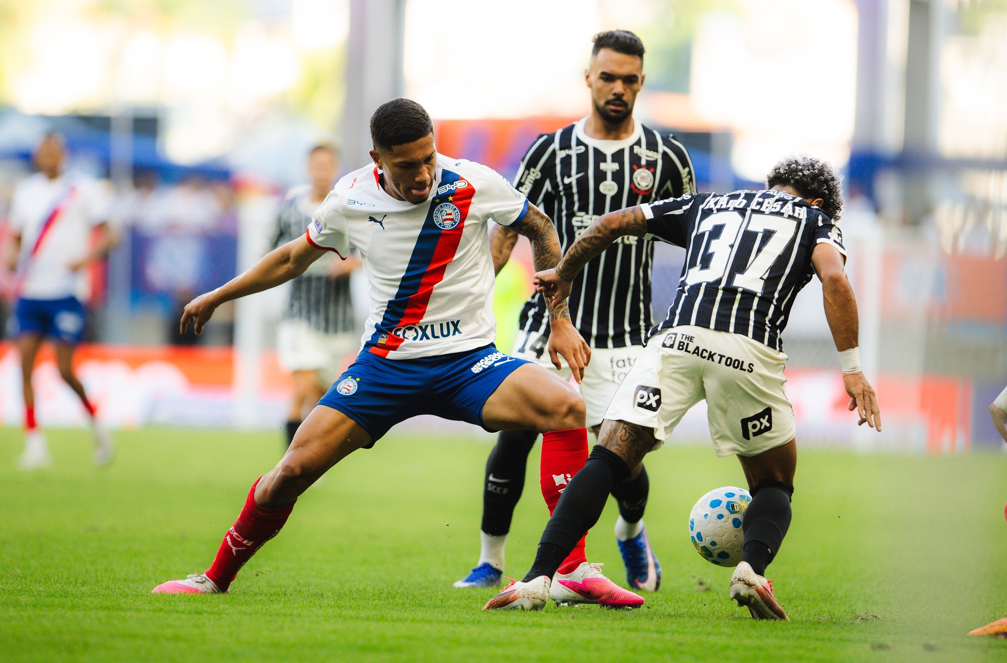 Corinthians Mostra Postura Combativa em Bahia, Apesar de Desempenho Abaixo do Esperado