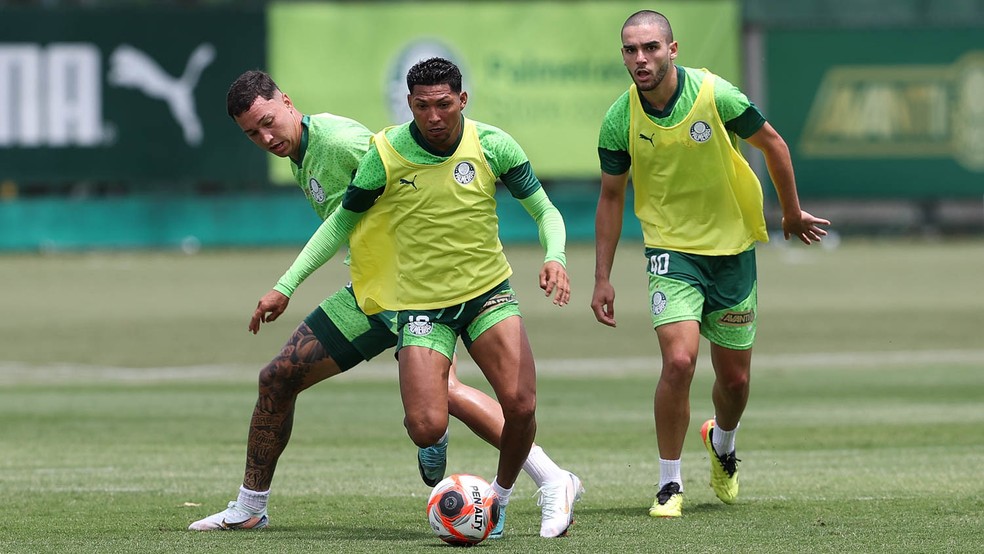 Thalys e Figueiredo disputam com Rony durante treino do Palmeiras na Academia de Futebol — Foto: Cesar Greco