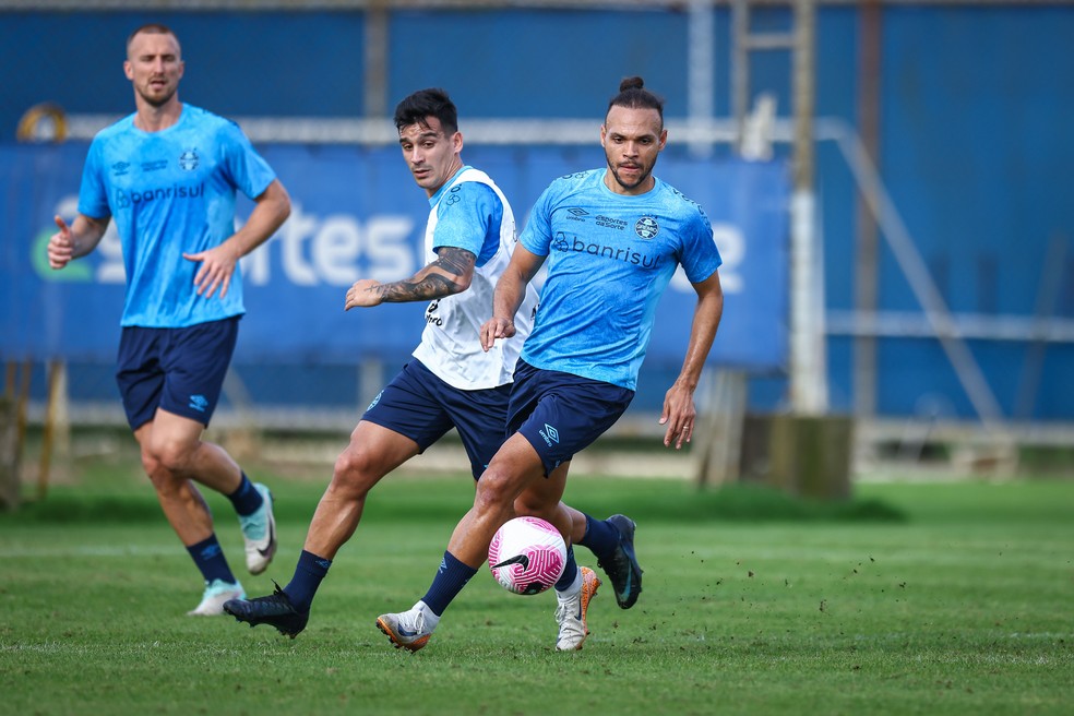 Braithwaite e Cristaldo em treino do Grêmio na semana Gre-Nal — Foto: Lucas Uebel/Grêmio FBPA