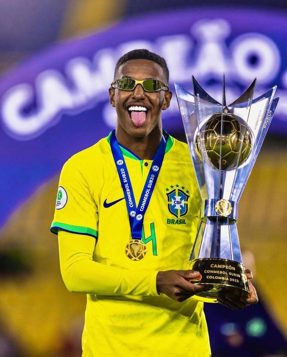 Robert Renan comemora o título do Sul-Americano Sub-20 — Foto: Rafael Ribeiro/CBF