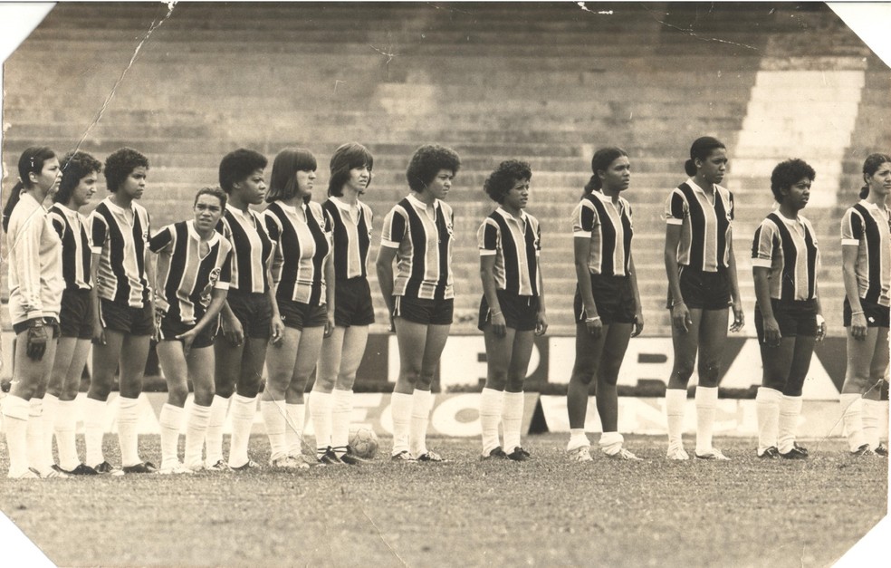 Marianita Nascimento (a quarta da direita para a esquerda) jogando pelo Grêmio na década de 80, no Estádio Olímpico — Foto: Divulgação/Museu do Grêmio