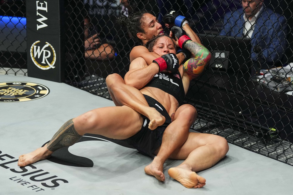 Taila Santos venceu Liz Carmouche na decisão dos juízes — Foto: PFL