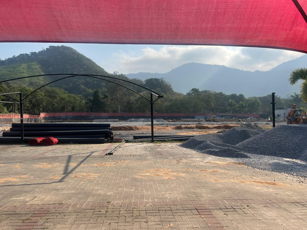 Canos e pedras para obra do Flamengo para construção do miniestádio no Ninho — Foto: Letícia Marques / ge