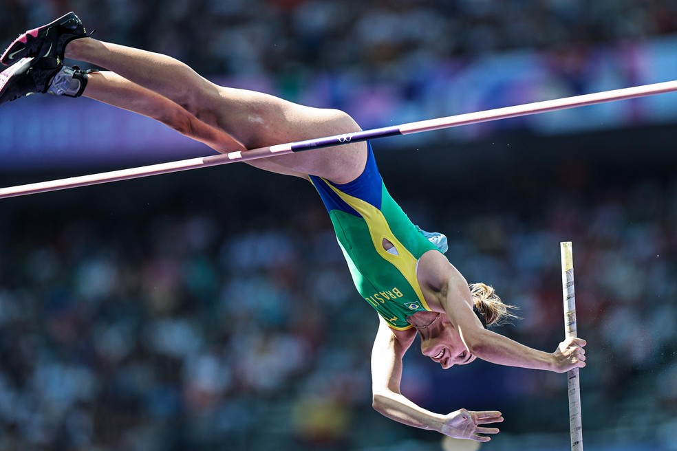 Juliana Campos no salto com vara em Paris 2024 — Foto: Wander Roberto/COB