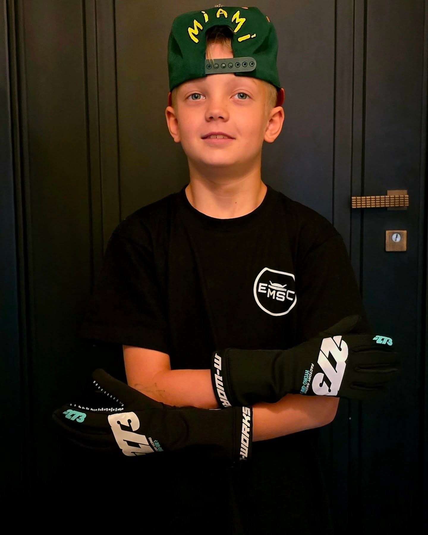 Filho de Kimi Raikkonen pilota carro de rali no gelo aos 11 anos