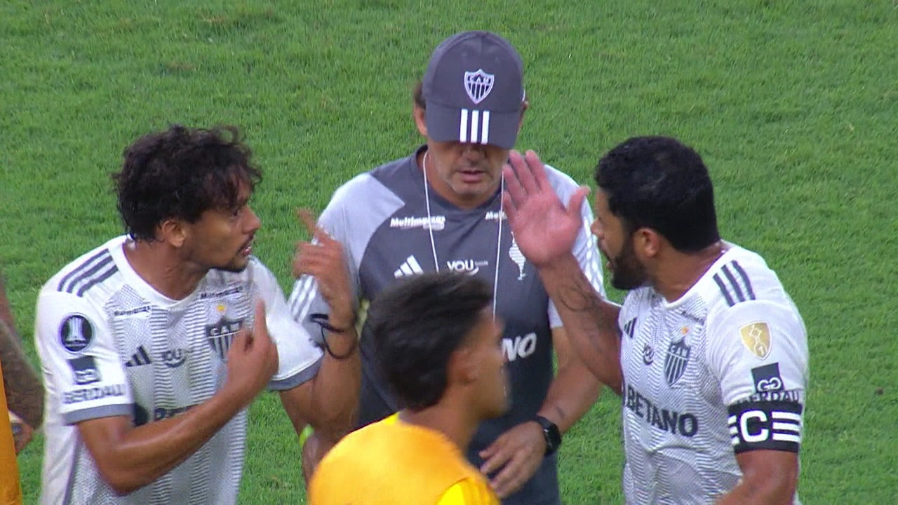 Hulk e Scarpa discutem na saída do campo após o fim do primeiro tempo contra o Flu