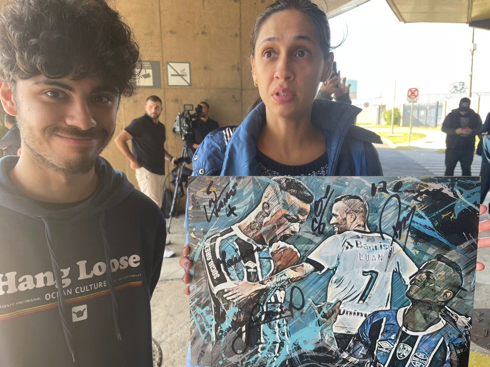 Torcedora leva quadro de Luan para recepcionar o ídolo — Foto: Tomás Hammes