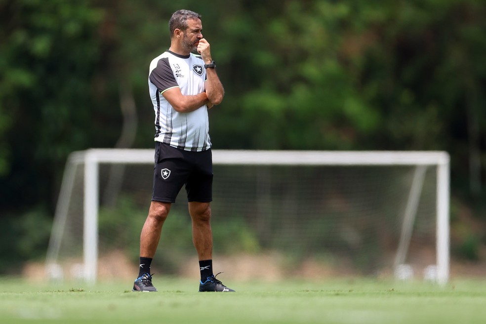 Artur Jorge em treino do Botafogo — Foto: Vítor Silva/Botafogo