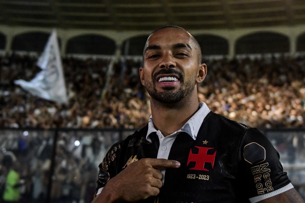 Paulo Henrique, do Vasco, comemora gol e vitória contra o Botafogo em 2023 — Foto: Thiago Ribeiro/AGIF