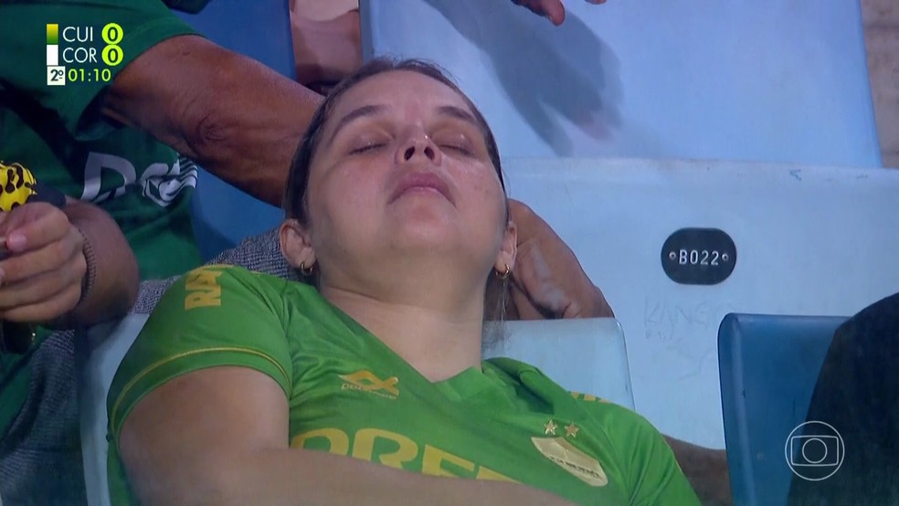 Torcedora tira cochilo durante Cuiabá x Corinthians — Foto: Reprodução/TV Globo
