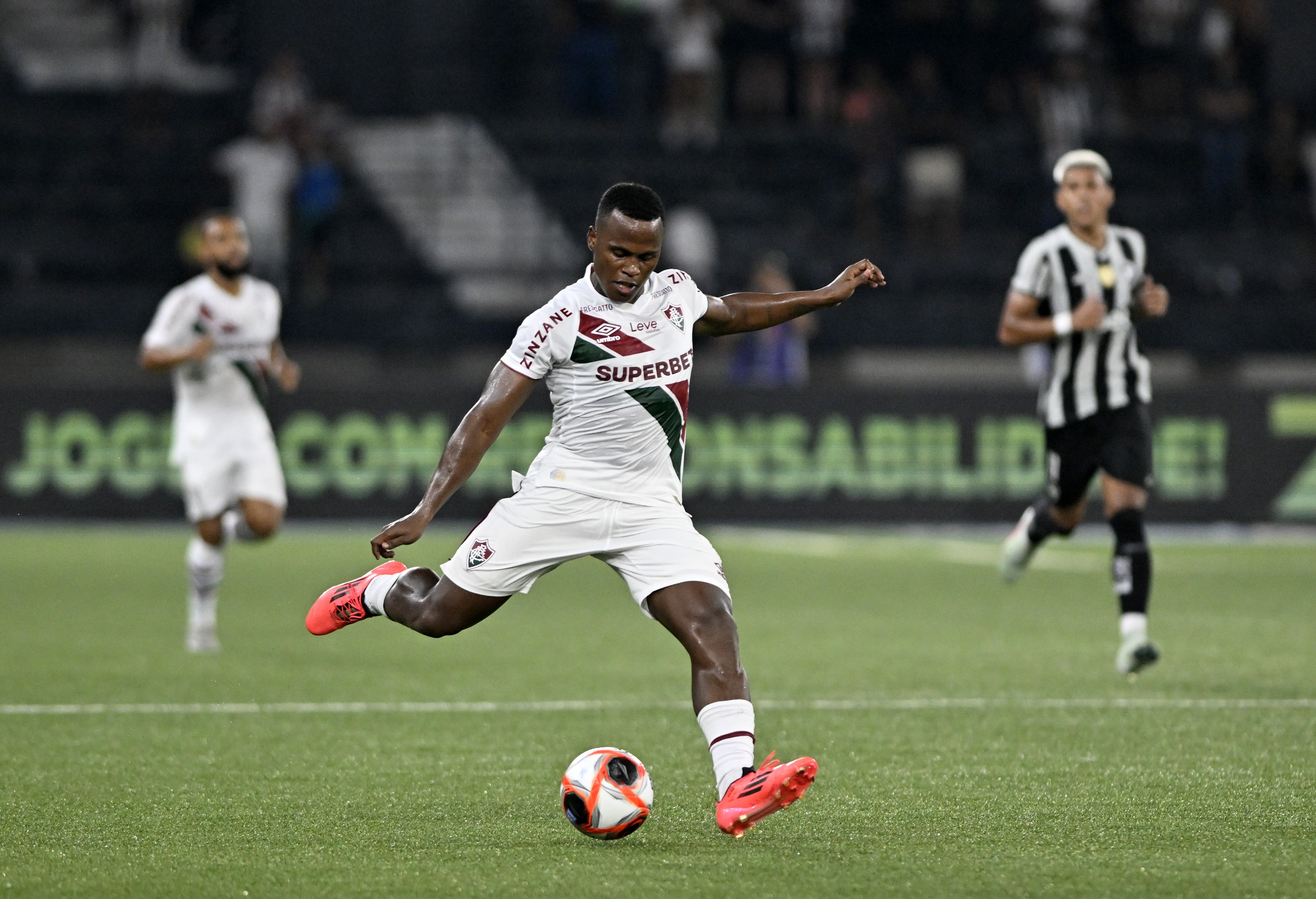 Fluminense recusa proposta do Feyenoord por Arias