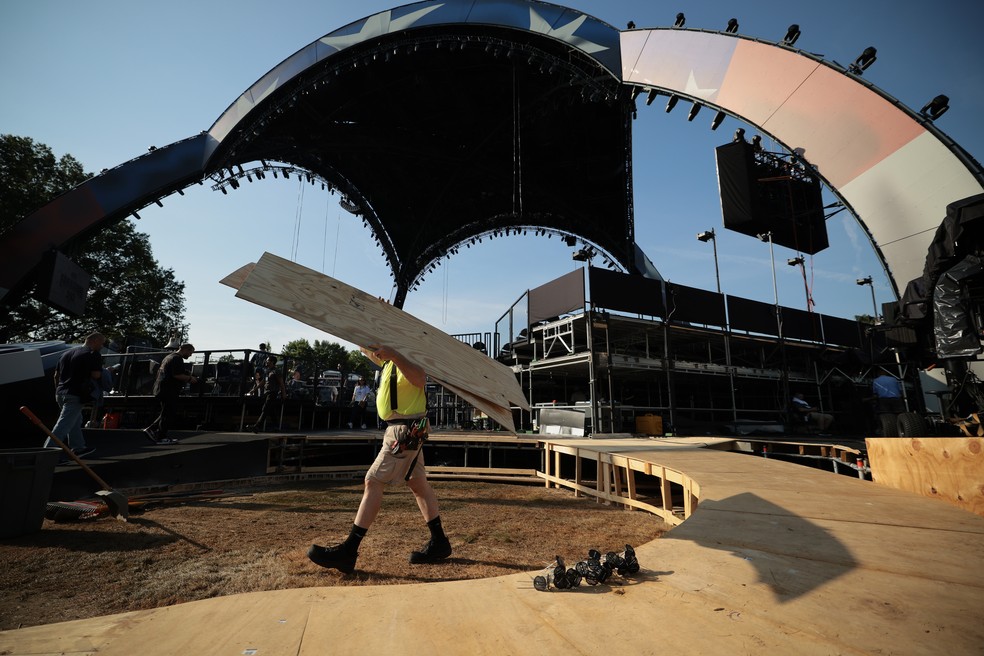 Funcionário trabalha na construção de arena do UFC Casa Branca