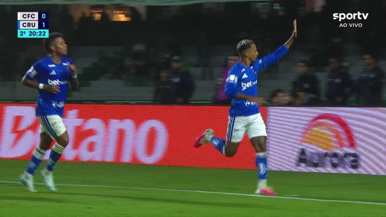 Matheus Pereira resolve, e Cruzeiro vence o Coritiba no Couto Pereira