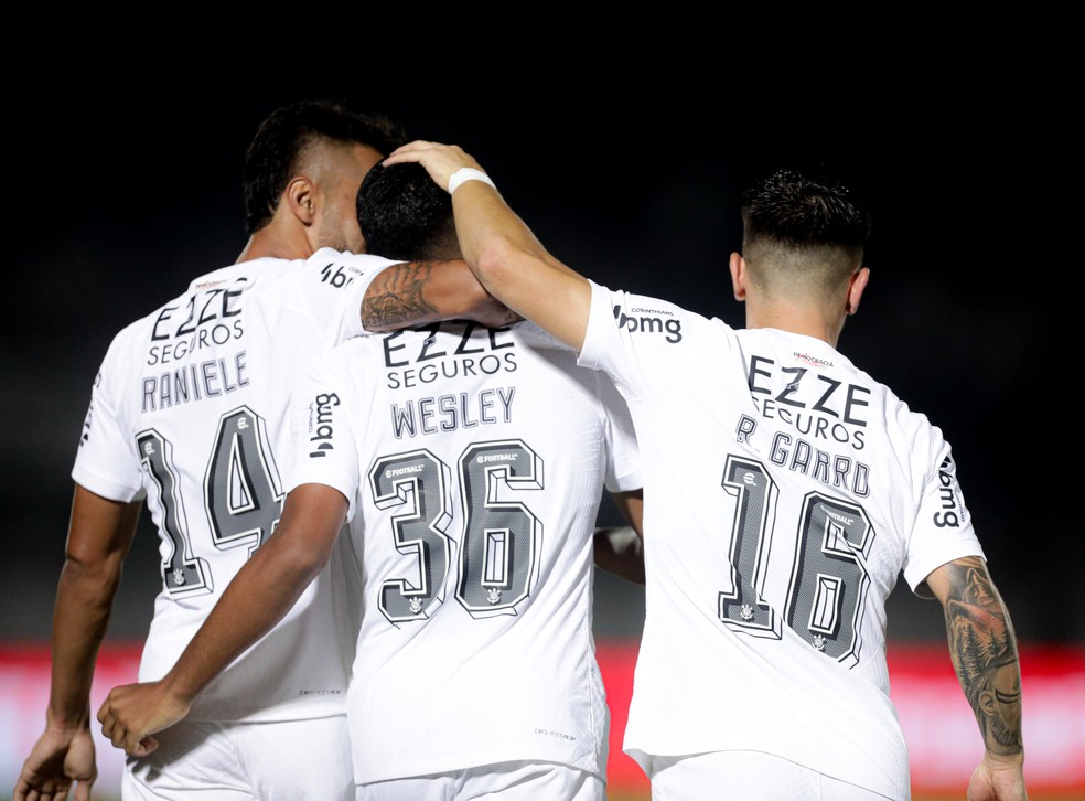 Raniele, Wesley e Garro comemoram a classificação do Corinthians — Foto: Rodrigo Coca/Ag. Corinthians