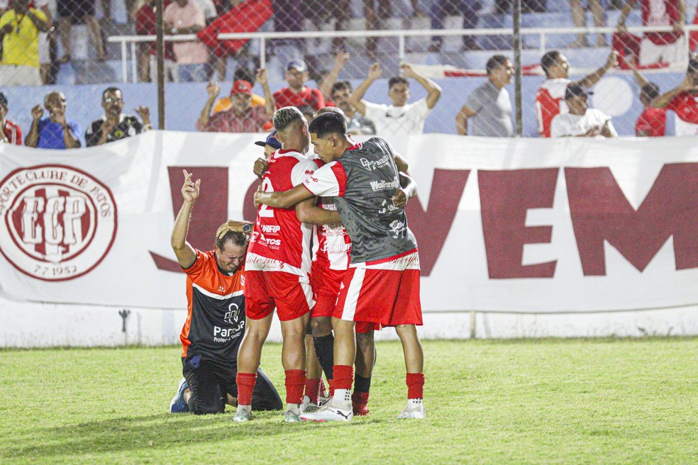 Bruno Monteiro e jogadores do Esporte de Patos comemorando acesso  Foto: Eder Souza