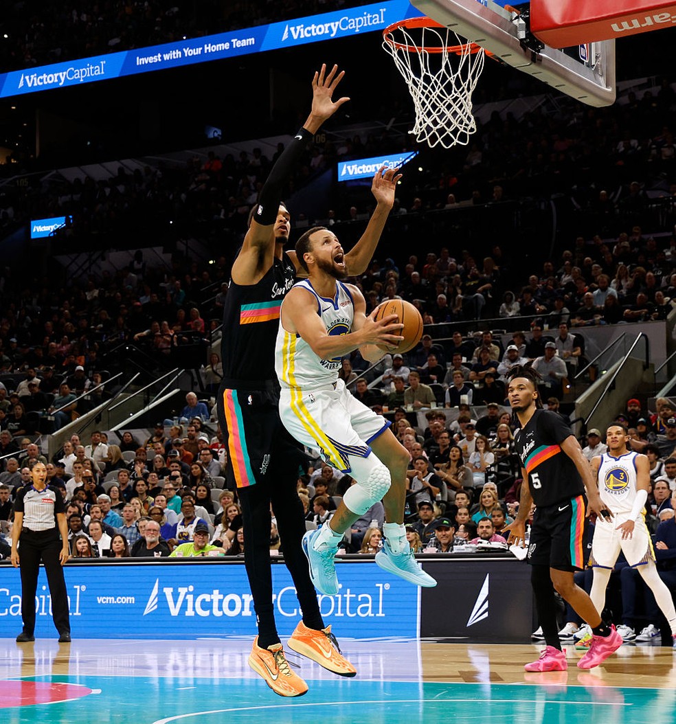 Curry lidera vitória dos Warriors sobre os Spurs — Foto: Getty Images