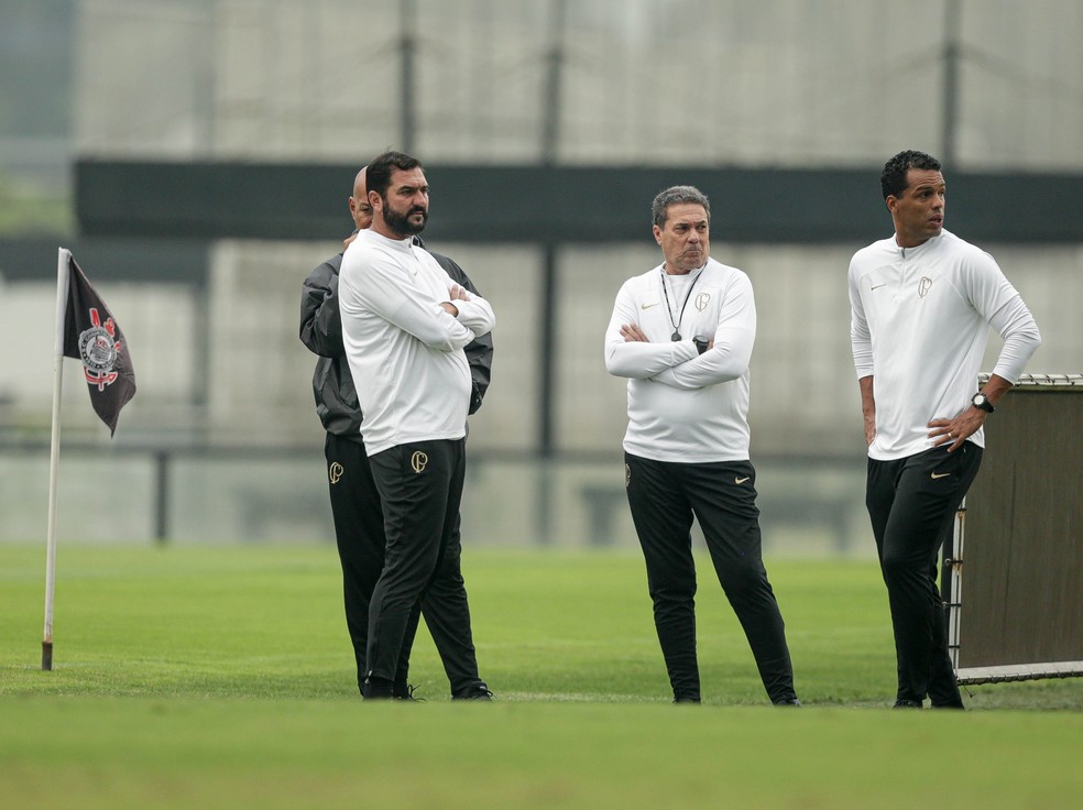 Danilo, Vanderlei Luxemburgo e Fernando Lázaro no Corinthians — Foto: Rodrigo Coca / Agência Corinthians