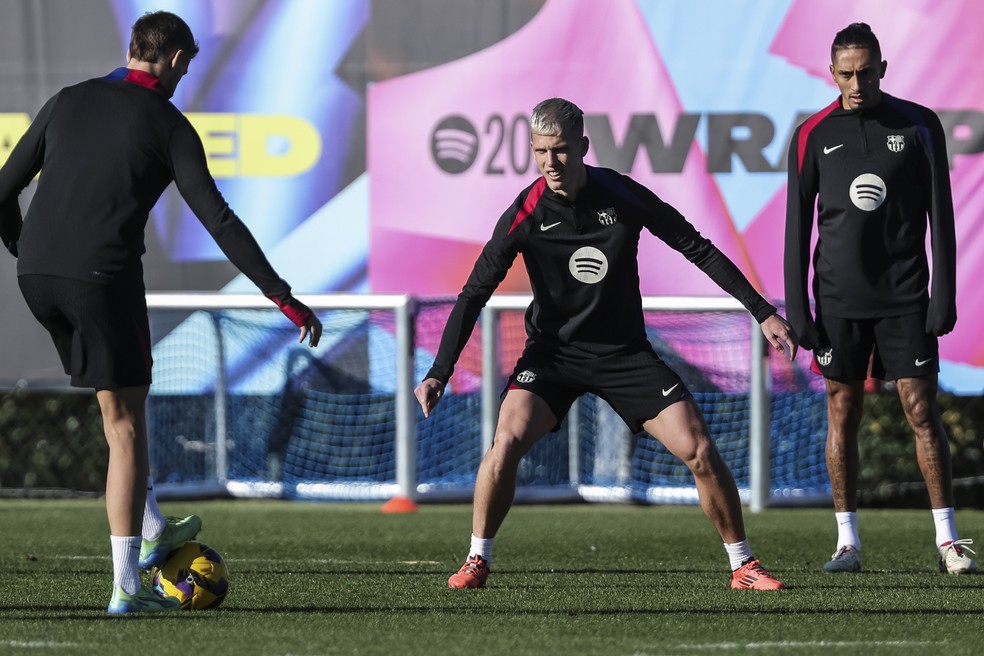 Dani Olmo é observado por Raphinha, durante treino do Barcelona — Foto: Getty Images
