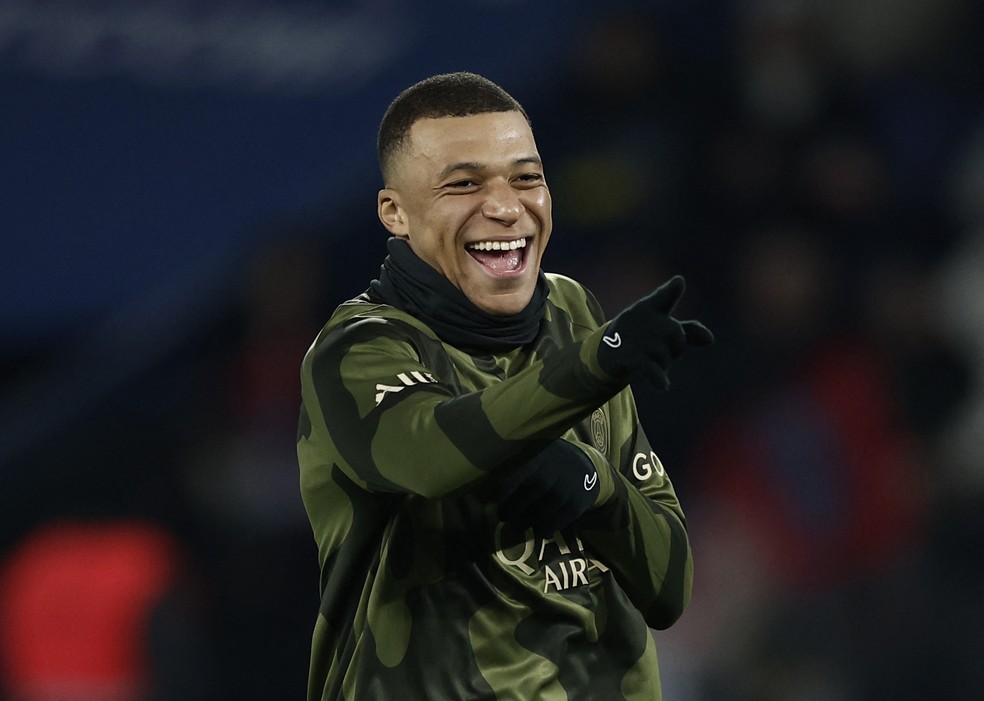 Mbappé sorri durante confronto entre PSG x Brest — Foto: Benoit Tessier/Reuters