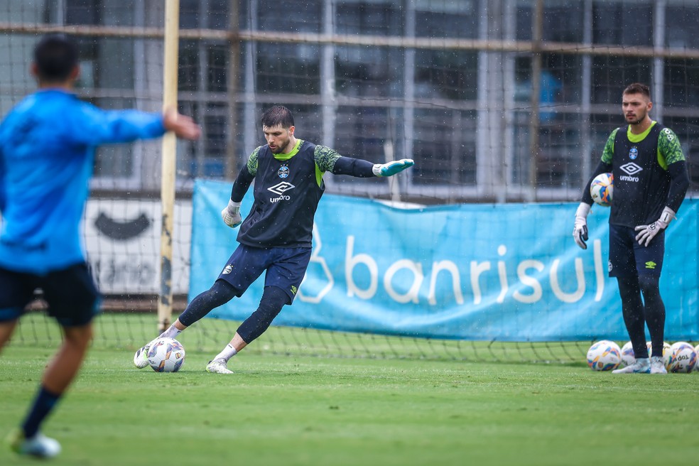 Tiago Volpi e Gabriel Grando em treino do Grêmio — Foto: LUCAS UEBEL/GREMIO FBPA
