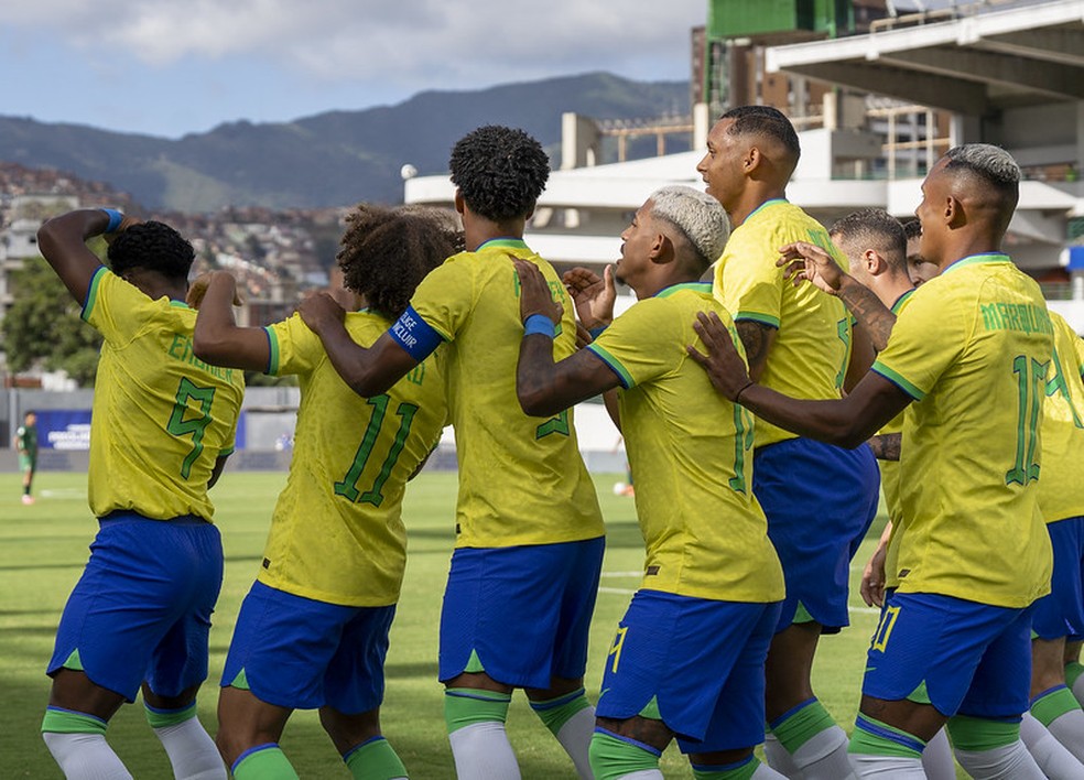 Jogadores do Brasil comemoram gol de Endrick contra a Bolívia, no Pré-Olímpico — Foto: Joilson Marconne / CBF